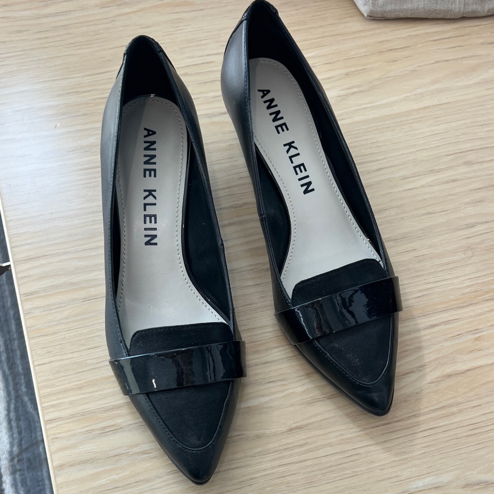 Anne Klein Black Pointed Heels 10